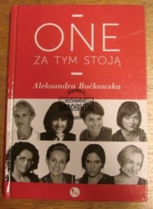 One za tym stoją