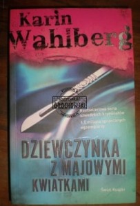 Dziewczynka z majowymi kwiatkami