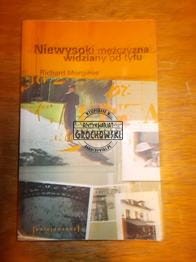 Niewysoki mężczyzna widziany od tyłu