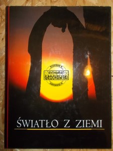 Światło z ziemi. Wydano na okoliczność 150-lecia przemysłu nafrowego, 180 rocznicy urodzin i 120 rocznicy śmieci Ignacego Łukasiewicza.