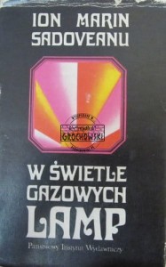 w świetle gazowych lamp.