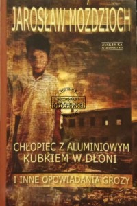 Chłopiec z aluminiowym kubkiem w dłoni