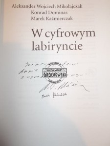 AUTOGRAF MIKOŁAJCZAK, KAŹMIERCZAK W cyfrowym labiryncie. (Seria: Horyzonty Cyberprzestrzeni