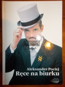 Ręce na biurku