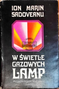 W świetle gazowych lamp 