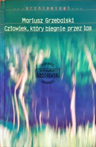 Człowiek, który biegnie przez las