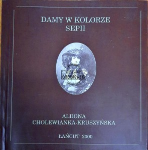 Damy w kolorze sepii.