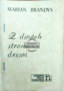 Z dwóch stron drzwi