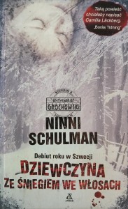 Dziewczyna ze śniegiem we włosach