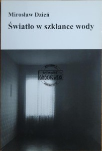 Światło w szklance wody