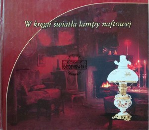 W kręgu światła lampy naftowej