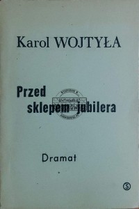 Przed sklepem jubilera