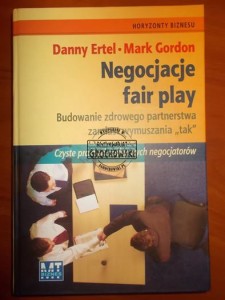 Negocjacje fair play: budowanie zdrowego partnerstwa zamiast wymuszania tak. (Seria: Horyzonty Biznesu)