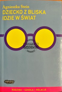 Dziecko z bliska idzie w świat