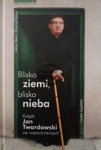 Blisko ziemi, blisko nieba. Ksiądz Jan Twardowski we wspomnieniach