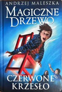 Magiczne drzewo. Czerwone krzesło